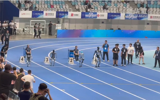 先睹为快！首届世界人形机器人运动会在京开幕